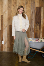 Load image into Gallery viewer, Miley Quilted Puffer Floral Jacket
